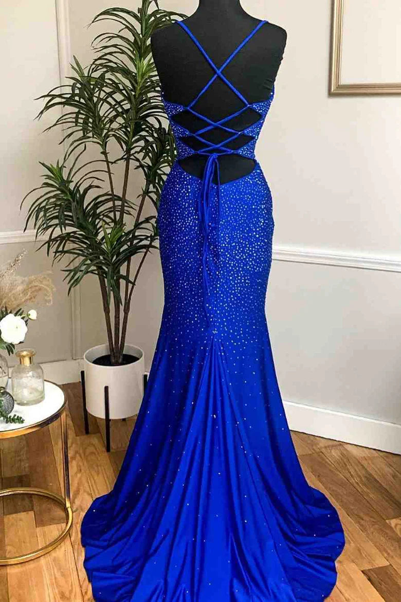 Vestido de fiesta de sirena con cuello vuelto y cuentas